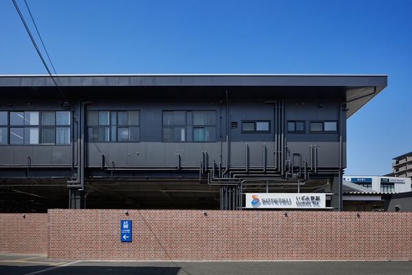 キーマテリアルであるガラス・鉄・レンガを用いてリニューアルしたいずみ野駅