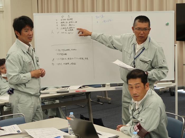 緊急対策本部で情報を収集