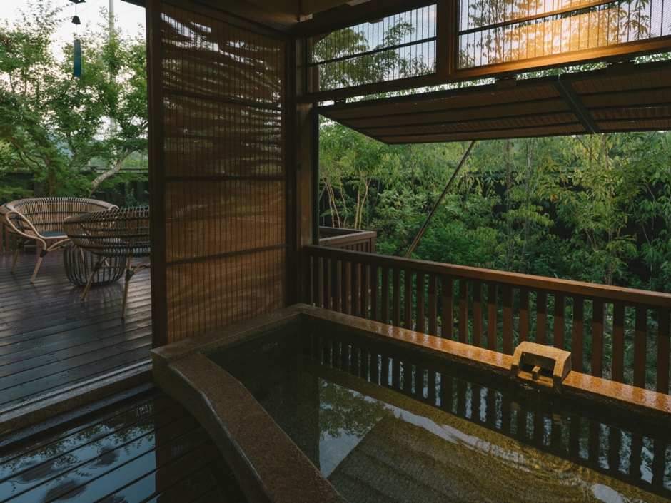 はなれ客室の温泉露天風呂はシャワールーム付き