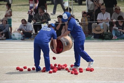 競技の手伝いをする学生の様子