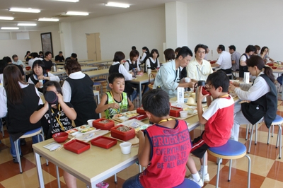 従業員の皆さんと昼食