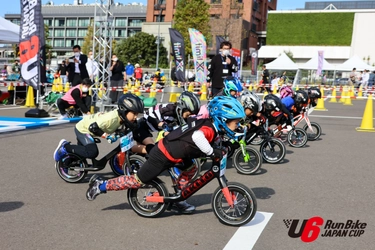 足で地面を蹴って走る！未就学児の真剣な眼差しと迫力の走り。 日本最大級ランバイクレース全国大会 『第1回 U6 RunBike JAPAN CUP 2022』を初開催！ その関東予選大会を6/19に実施。