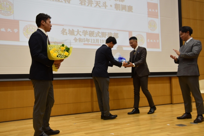 両投手に花束を贈る副将の岩井天斗選手と朝岡慶選手