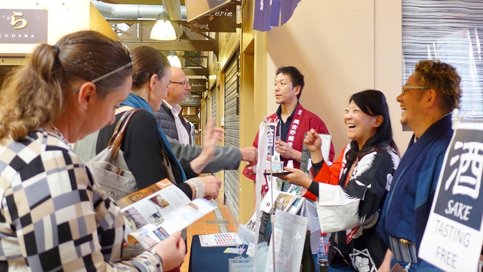 モナコ市民らが日本酒をテイスティング