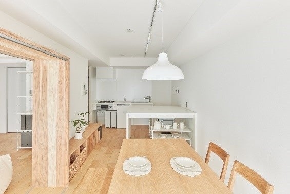 部屋をつなぐ囲いを壁に挿入することで一室空間にも個室として仕切ることも可能(物件名:グランドコート中野)