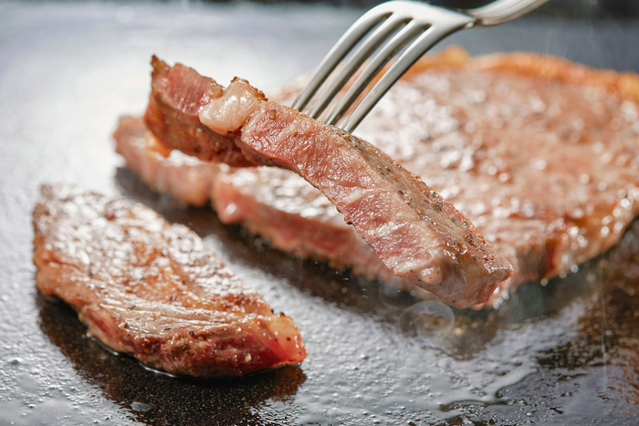※ステーキは調味牛脂を注入した加工肉です。