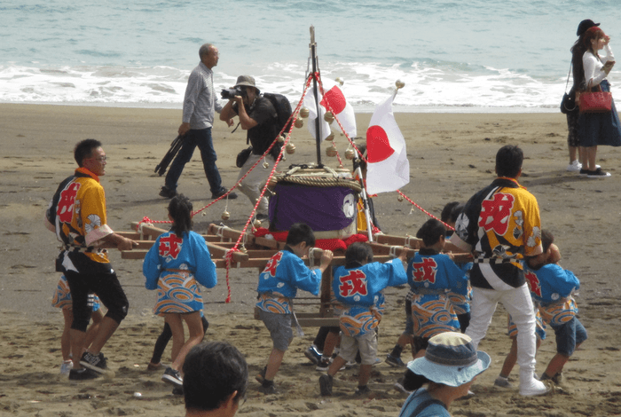 子供神輿を担ぎ地方の文化を体験