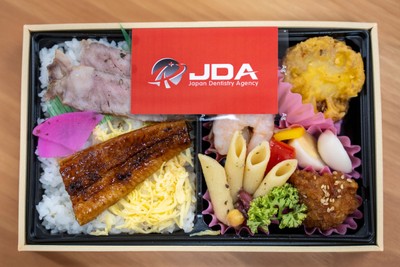 感謝のメッセージカードを添えた特製弁当