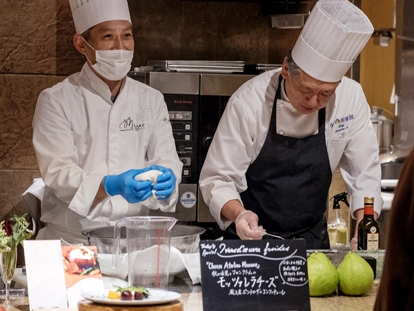 チーズ職人・佐藤さん（左）と、ゆと森倶楽部・斎藤シェフ（右）