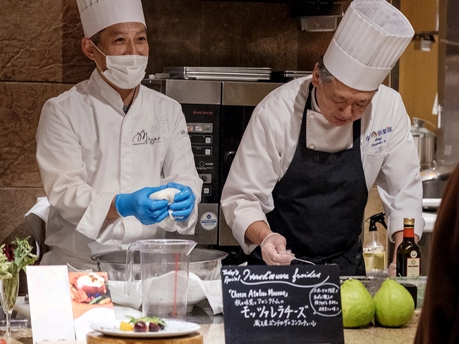 チーズ職人・佐藤さん（左）と、ゆと森倶楽部・斎藤シェフ（右）