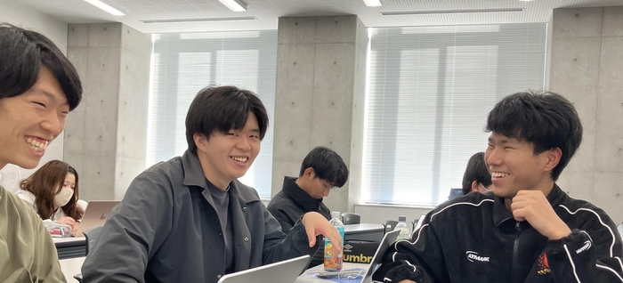 学生グループの議論の様子