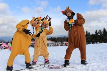 ゲレンデに集まるサンタとトナカイ！「ふじてんのクリスマス」イベント開催！【ふじてんスノーリゾート】