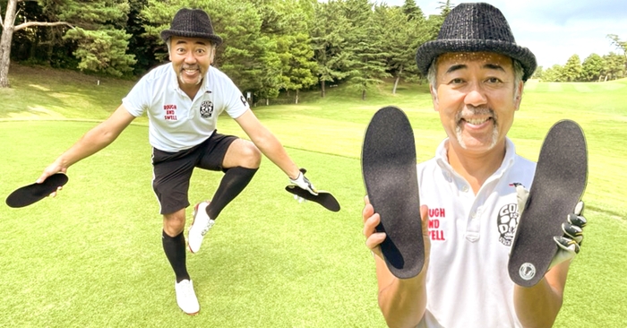 インソールを持ってコースに出るゴルゴ松本さん