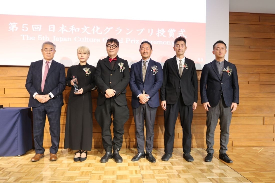 「第５回日本和文化グランプリ」グランプリを受賞した「小さな木地屋さん再生プロジェクト」のメンバー