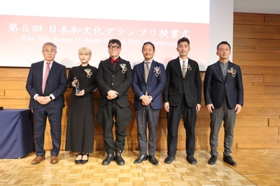「第5回日本和文化グランプリ」グランプリを受賞した「小さな木地屋さん再生プロジェクト」のメンバー