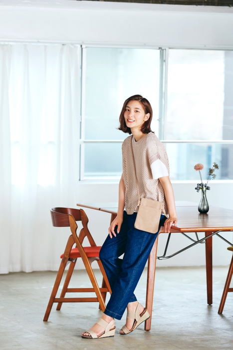 後ろあきメッシュベストセット¥3,297(税込)ベスト、ミニショルダー、サンダルをベージュトーンでまとめて