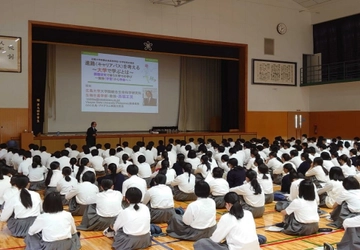 近大附属広島高等学校東広島校1年生対象の「進路講演会」を開催　低学年時から視野を広げ、進路選択に生かす