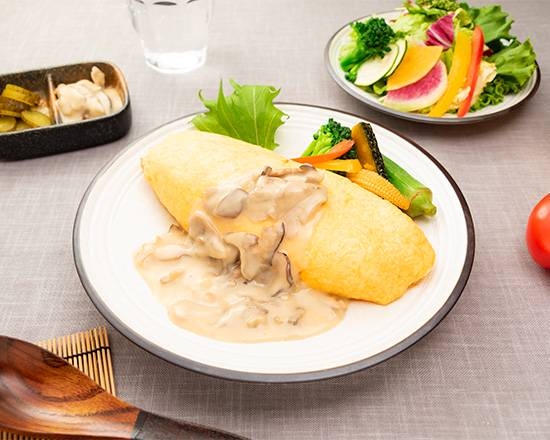 女性に人気!白ワイン仕立てのキノコクリームオムライス。