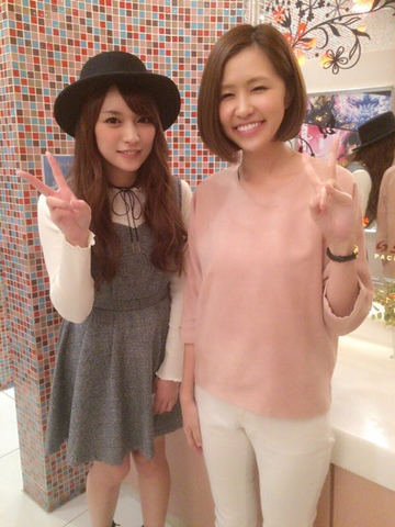 ガールズパチンコリーグ・ブラック 政重ゆうき(左)・青山りょう(右)