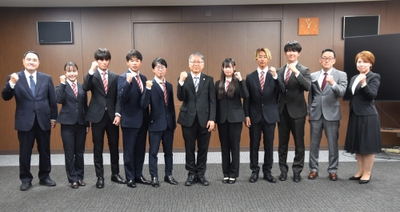 野口学長(中央)を囲んで記念撮影