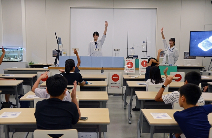 Photo.04 昨年開催した「塩の実験室」のようす