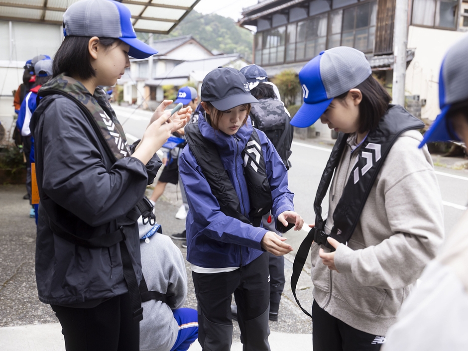 救命具を着用し、安全に配慮した釣りの準備