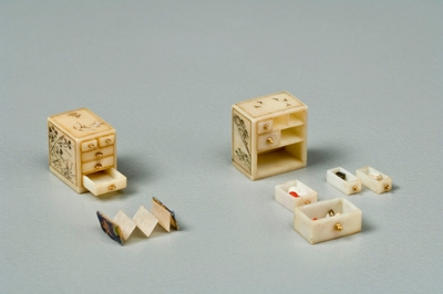Photo.05 象牙箪笥 左:0.84×0.55×0.75cm 右: 0.85×0.54×0.84cm 1cmに満たない象牙箪笥はすべての引出しが開閉し、中には小さなコマや本が入っている。