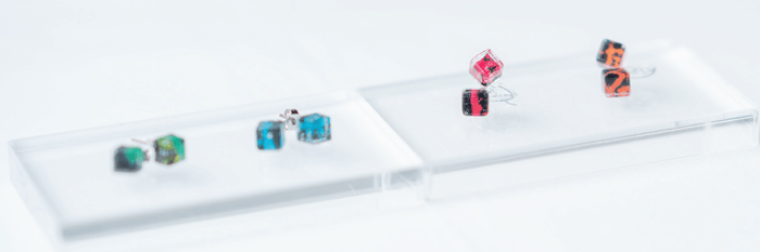 対面限定販売のレジンアクセサリーが揃う