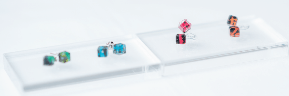 対面限定販売のレジンアクセサリーが揃う