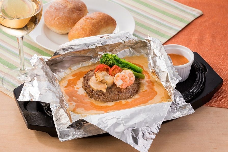 Wクリームソースのふっくら包み焼きハンバーグ/1,480円(税抜)