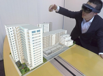 日本初！マイクロソフト ホロレンズをマンション販売に採用　 マンション建物の建設予定地をHoloLensで眺めると、 原寸大の建物が出現　 ～「プラウドシティ越中島」より順次採用予定～