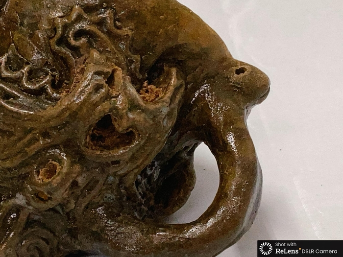 持ち手はヘビの文様を表現