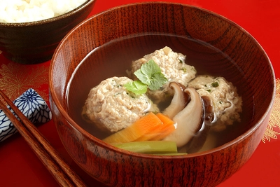 「夏野菜といわしのつみれ鍋」。夏に羹（あつもの）？と思われかもしれませんが、素材の旨味が染み出た出汁の美味しさが体に染み渡る、滋味深い味わいです。