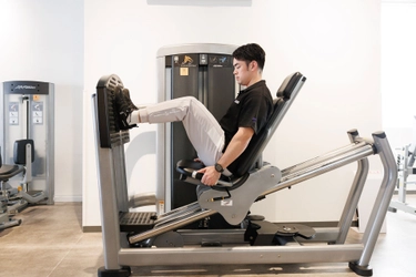 【HEALTHIER MAGAZINE（ヘルシアマガジン）】24時間年中無休フィットネスジム「エニタイムフィットネス」のウェブマガジン更新中！＜お尻から太ももまで効率的に鍛えよう　シーテッドレッグプレスの使い方＞