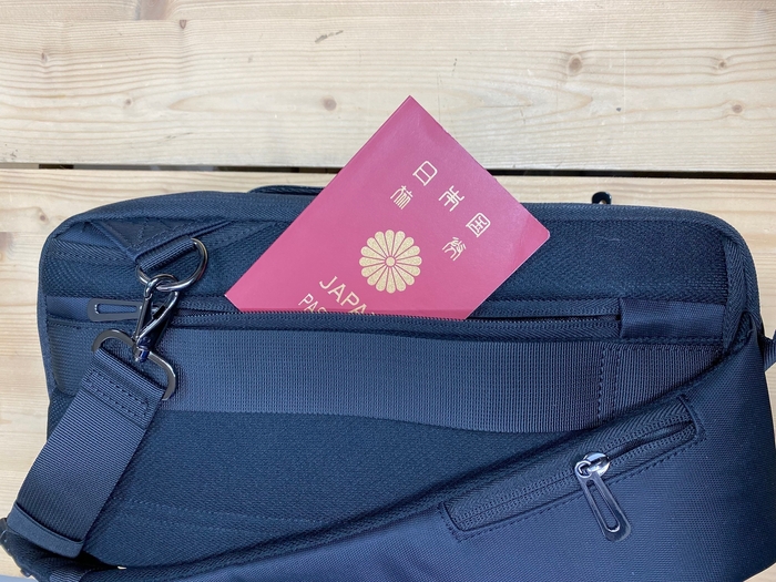 背面のポケットには貴重品を入れます。