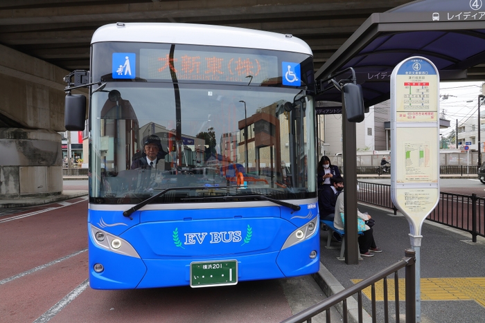 EVバス、金沢文庫駅西口バス停 停車時の様子