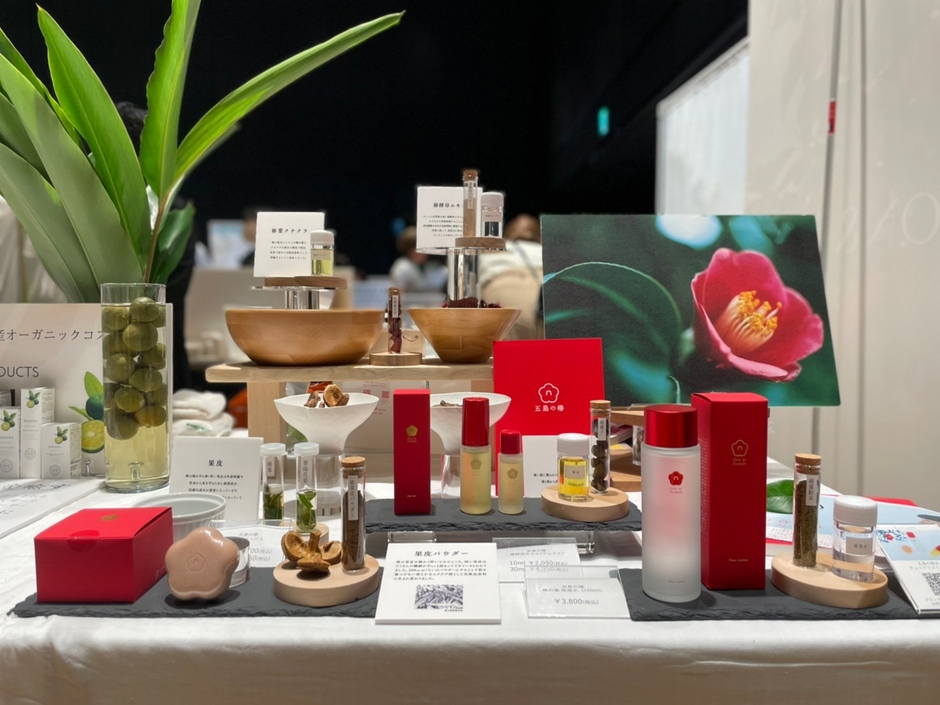 五島の自社農園から持参した原材料 でディスプレイされた 「五島の椿」ブース