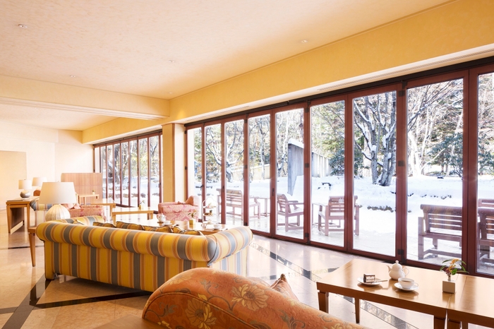 【軽井沢ホテルブレストンコート】ラウンジ内観_雪景色