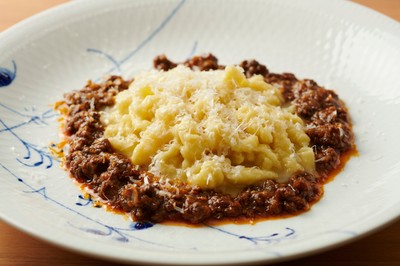 紅はるかを練りこんだ“スペッツレ”熟成肉のラグーと共に