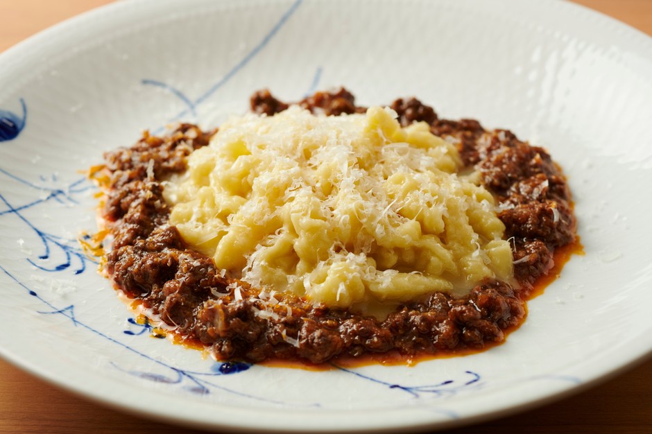 紅はるかを練りこんだ“スペッツレ”熟成肉のラグーと共に