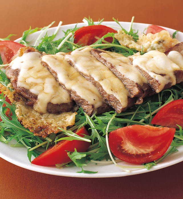 チーズ風味のステーキサラダ