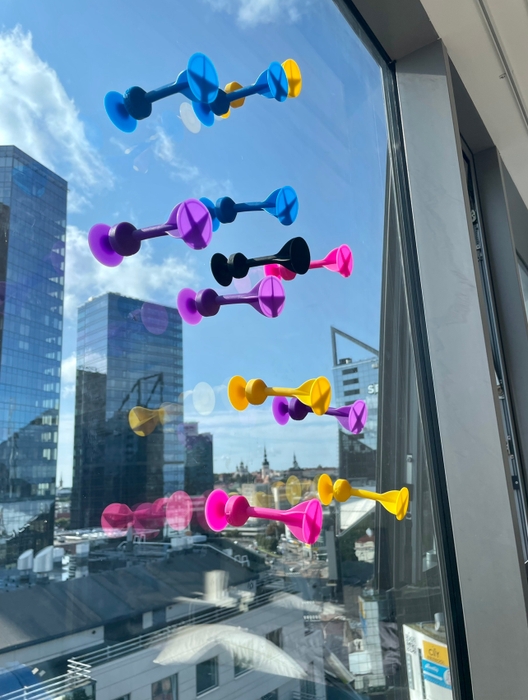 窓ガラスにもくっつく!