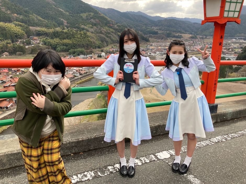 (左から)近藤くみこ(ニッチェ)・MC大谷満理奈(STU48)・峯吉愛梨沙(STU48)