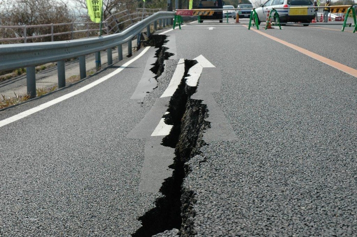 道路には亀裂が発生