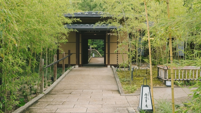 竹林に覆われた敷地に客室はわずか6棟。静かな大人の庵で、ゆったり流れる時間をお愉しみください