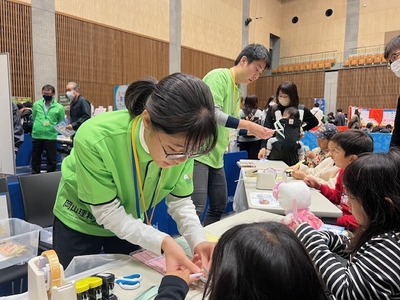 今田さんの丁寧な説明を聞きながら子どもたちも懸命に工作体験