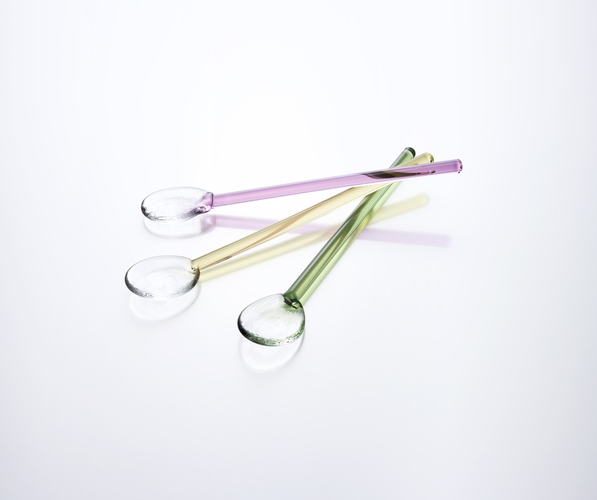 〈sorbet ソルベ 〉ガラス特有の質感を感じながらパフェやヨーグルトなど冷たいデザートを楽しむことができるガラスのスプーン。 金属とは違うガラスの滑らかな手触り、口当たりを感じながらちょっとやさしい気持ちになれる、楽しく実用的な製品に仕上がりました。