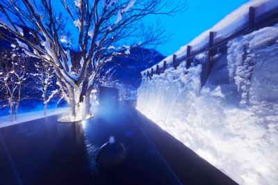 冬限定の絶景露天風呂「氷瀑(ひょうばく)の湯」
