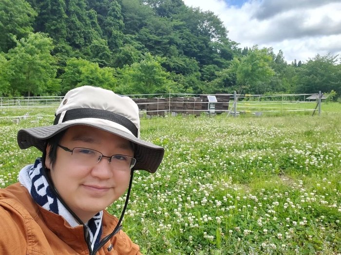 青森県のクローバー畑にて。クセのない食べ易い味わいの蜂蜜が採れる。