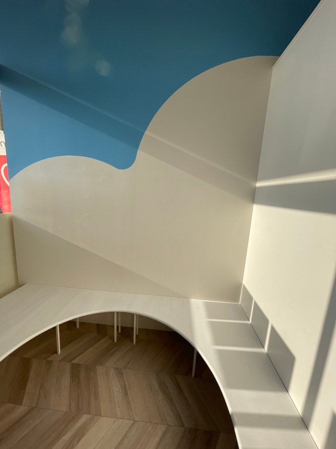 店舗内に設置されたベンチ